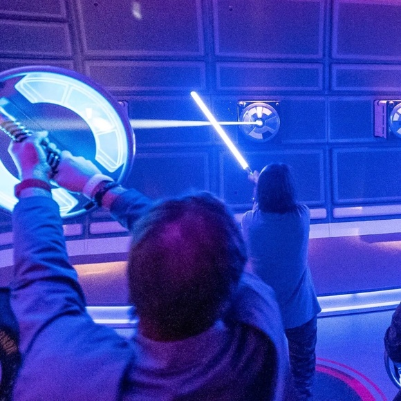 Disney Star Wars Galaxy's Edge Galactic Starcruiser Chandrila Halcyon Shield - Picture 3 of 11